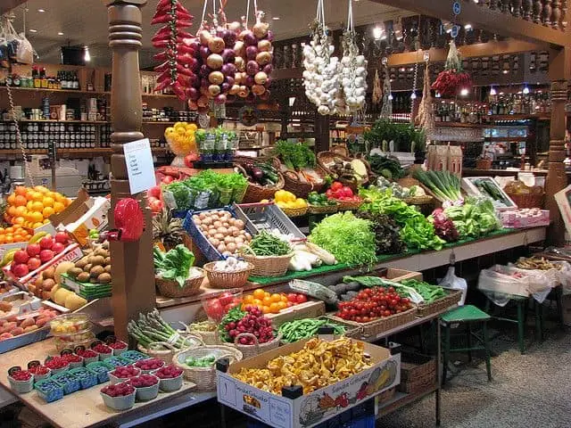 اسعار المواد الغذائية في السويد: تكاليف المعيشة اليومية (2024)