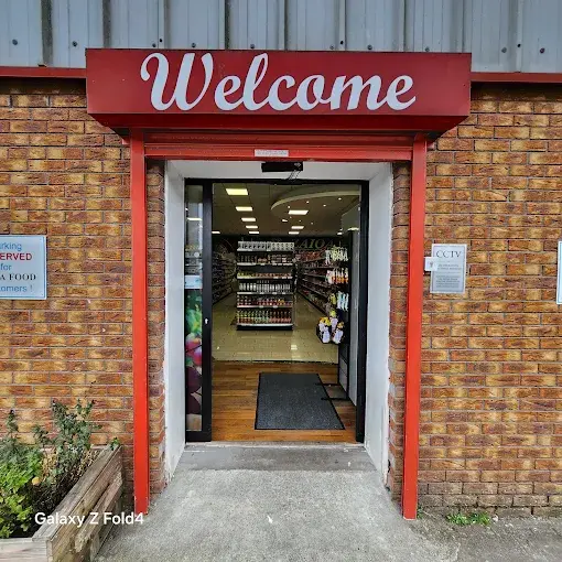 أحد متاجر ايرلندا (يوفر سلع حلال)