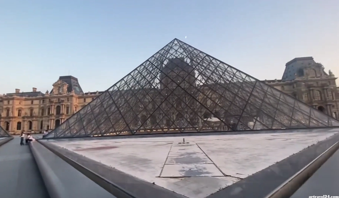 صورة لمتحف اللوفر الفرنسي أثناء التنزه