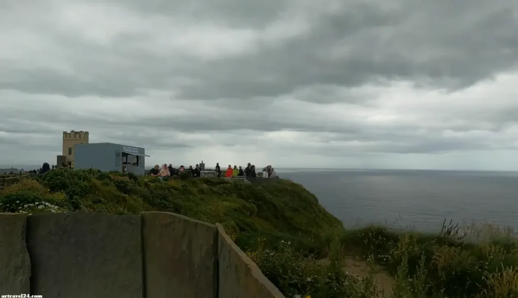 التجول في منطقة Cliffs of Moher